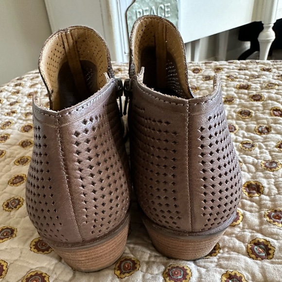 Lucky Brand Feyan Taupe Perforated Ankle Booties Size 9 - Picture 5 of 8
